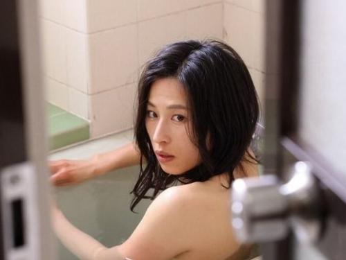 【ながえスタイル】夫の会社で勤務してた女性が過労で他界して…嫁を失った被害者のご主人に中出しレイプされる美熟女おばさん
