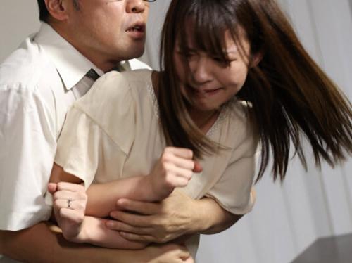 【人妻レイプ】出張先で輩に絡まれて事件に巻き込まれる既婚者OL…ホテルに侵入されて2人がかりで乱暴に犯される種付けレイプ