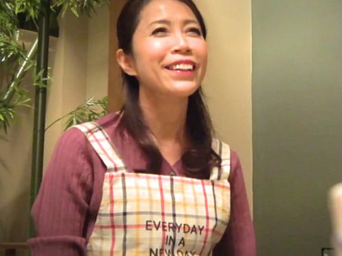 【熟女レイプ】宿屋を営む52歳美熟女な女将を狙う事に…マッサージをお願いして無理やり迫り寝室を夜這い強姦されてNTR墜ち
