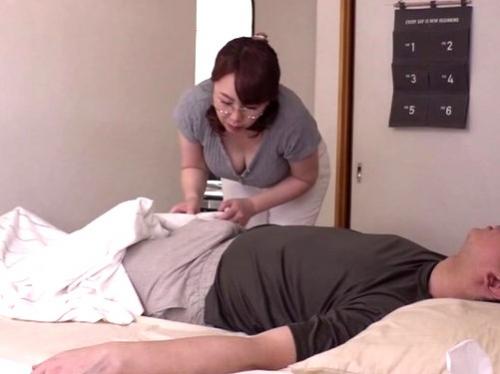 【嫁の母】夫に先立たれて未亡人になった美熟女な姑が娘の旦那をマッサージ中に欲情！我慢出来ずに近親相姦で寝取られ不倫堕ち