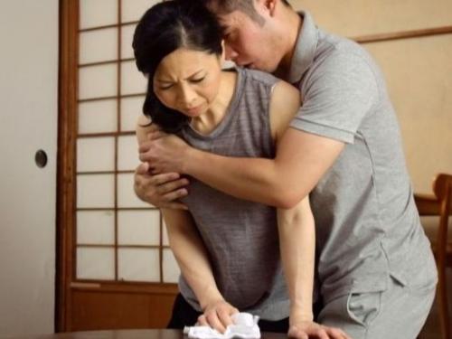 【母子相姦】夫との愛情が薄れていく中で息子に強引に迫られ発情する51才美熟女な母…親子の関係を忘れて夢中でNTR不倫堕ち