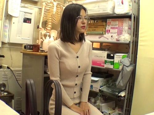 【セクハラ整体】色白細身な巨乳奥さんを騙して痴漢マッサージ！いきなり挿入する凌辱強姦レイプで寝取り堕ちする美魔女おばさん