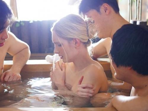 【人妻NTR】旦那と温泉旅行で混浴のある旅館を訪れた金髪白人の奥さんが地元客に狙われて…無理やりな4P乱交で寝取られ墜ち