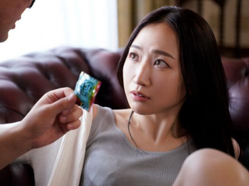 【友達の母】女手一つで大学まで育ててくれた美熟女義母が友人に寝取られ…若者の絶倫チンポに寝取り堕ちする姿を連れ子が覗き見
