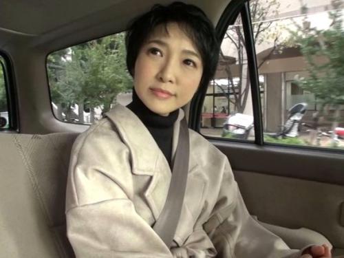 【本物人妻】『経験人数は主人だけ…』不倫の快楽を覚えた四十路美熟女奥さん…家族内緒で上京してSEX懇願するエロ貧乳奥様