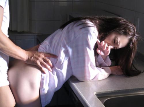 【人妻レイプ】夫の代わりに家業を継いで苦悩する義弟に同情して親身に接する奥さん…勘違いした男に強引に陵辱強姦中出しレイプ