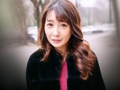 【人妻ナンパ】おっとり系で可愛らしい見た目で男遊びが趣味な四十路美熟女をお持ち帰り！プロ男優にイキまくる中出しセックス