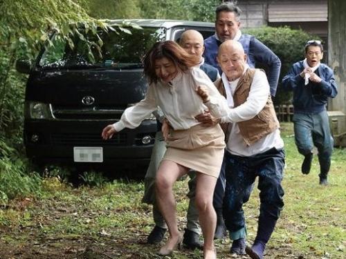【人妻レイプ】夫の実家から宿泊先まで一人で歩いてる最中に見知らぬ男達に襲われて…泥まみれの中で露出する青姦の中出しレイプ