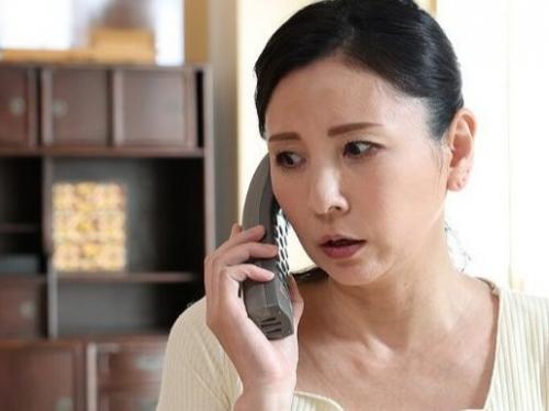 【母子相姦】主人を亡くして以来、息子と親子で一線を越えて性欲満たす美熟女ママ…家賃に困り大家にも要求される美魔女おばさん