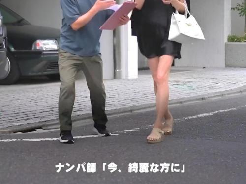 【熟女ナンパ】露出度高めの衣装を纏った46才美熟女奥さんにエッチなインタビュー！電マで刺激したら興奮する美魔女が不倫墜ち