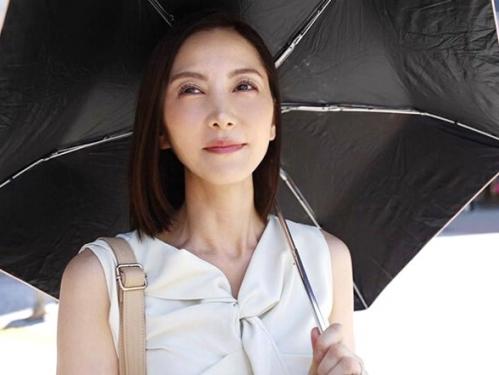 【本物人妻】子育てがひと段落して更なる快楽を求める43才美熟女お母さんにゴム無しを提案！生チンポを前に欲求が加速する奥様