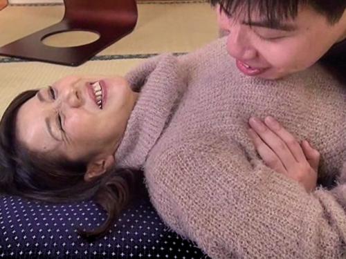 【おばあちゃん×孫】家族に隠れて肉体関係を持っている祖母と孫が2人きりで温泉旅行…客室に着いてすぐに求め合う淫乱な二人