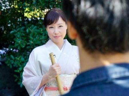 【嫁の母】嫁の実家の旅館に行く事になって56才美熟女義母に性欲を抑えられず…無理やり襲われて寝取られ不倫墜ちする美魔女姑