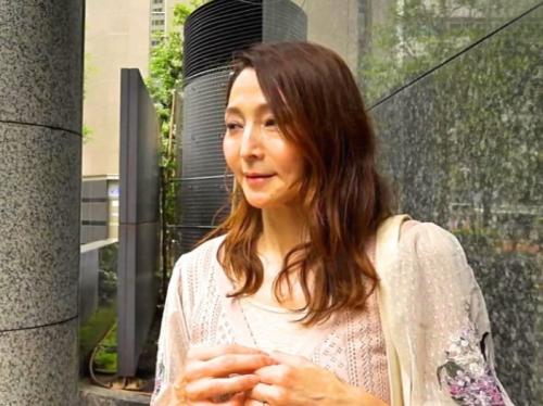【人妻ナンパ】清楚でスレンダー美人な五十路美魔女おばさんを連れ込み！性欲が有り余って久々の刺激と快楽にエロ不倫堕ち