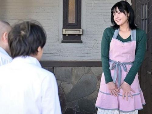 【友達の母】息子の幼馴染に突然告白とキスを受けて動揺しつつもエロ欲情する美熟女母親…家族に隠れて淫乱に寝取られ不倫堕ち