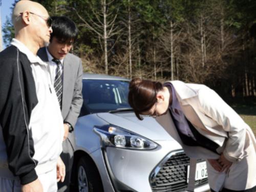 【ながえスタイル】美熟女な嫁との旅行先で運転ミスで駐車中の車にぶつける夫…人気のない場所に連れ込み集団レイプされる奥さん