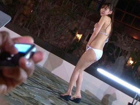 【痴漢レイプ】屋外プールのジャグジーで水着ギャルに無理やりリモバイ装着！我慢出来ず潮吹きするお姉さんをトイレで鬼畜レイプ