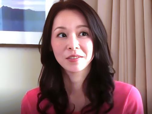 ＜熟女ナンパ＞五十路には全く見えない美人熟女が久しぶりの若いチンチンを膣奥に挿入されて激ピストンで中出しまでイキ乱れる
