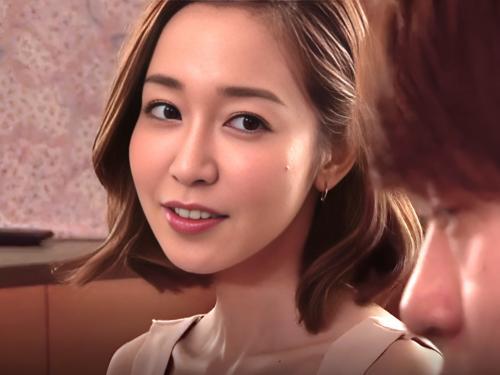 ＜人妻NTR＞「ねぇ～キスしよ」美人人妻が幼なじみと自宅で中出しセックス中に出張中の旦那が帰ってくる　篠田ゆう