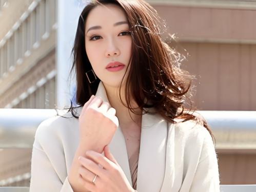 《ただいま旦那は海外出張中》見た目清楚なアラサー人妻はセックス大好きなスレンダー美人で他人のチ〇ポでイキまくる