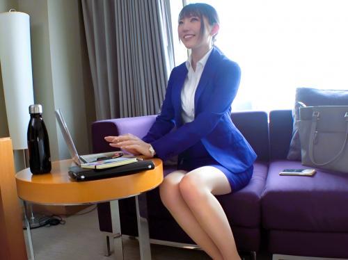 「めちゃ飛んじゃった」手マンで潮吹きして恥ずかしそうに照れるスーツ姿の清楚なキャリアウーマンがかわいい＜素人ナンパ＞