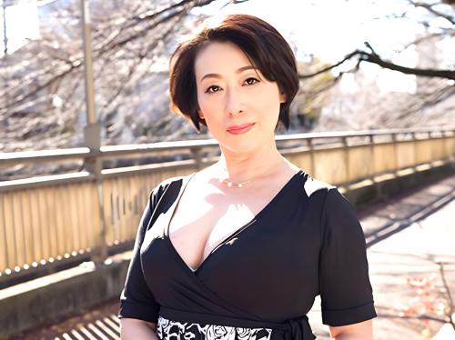 五十路には見えない美熟女の豊満ボディをくねらせながら他人棒で喘ぎまくる