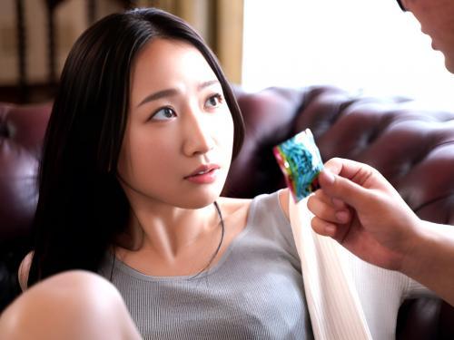 ＜人妻NTR＞大好きな父親の再婚相手の義母が友人に寝取られそのチ〇ポで中出しされ喘ぎまくってるとは・・・　水戸かな