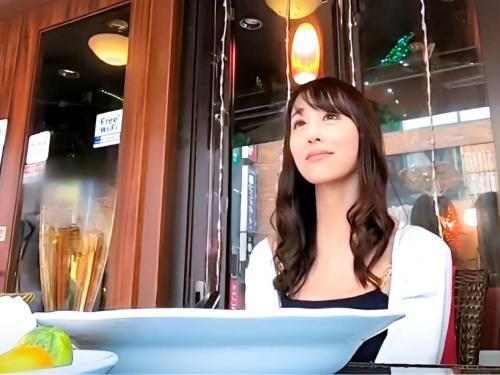 ＜人妻ナンパ＞清楚なセレブ美人が超敏感でチ〇ポを膣奥に入れると腰をくねらせ気持ち良くて即中出し発射