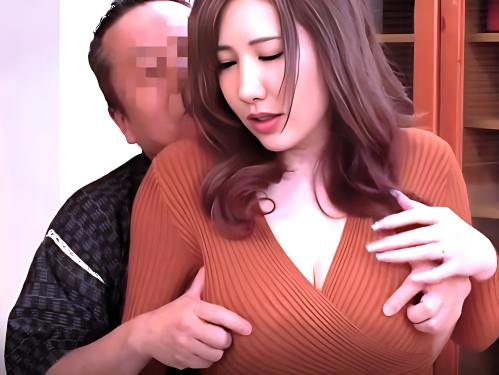 美人人妻は旦那が出かけると家事の合間に義父から乳首攻めされ我慢できなくなって中出しまで許してしまう＜人妻NTR＞