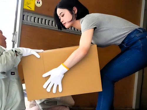「中に出さないでくださいね！」配送の仕事に就いた人妻が一緒に回るべテランドライバーのチ〇ポでたっぷり中出しされる