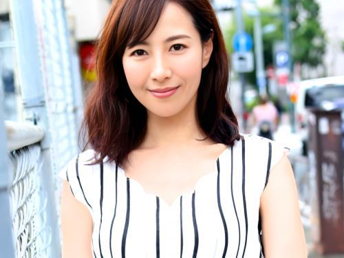 四十路には見えない清楚な人妻マ〇コをクンニされ手マンで潮吹いて目の前に差し出される他人のチ〇ポを美味しそうに咥える
