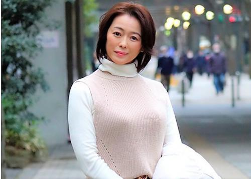 ＜熟女ナンパ＞四十代美熟女は久しぶりの若いチ〇ポを膣奥に入れると喘ぎまくり中出し後もヒクヒク快楽昇天