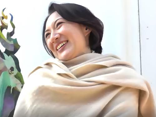 ＜熟女ナンパ＞清楚な四十路人妻はだんだん本性を現し旦那以外のおチンチンを膣奥に入れて中出しまで何度もイキ乱れる