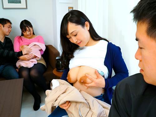 ＜人妻NTR＞授乳室で他人の奥さんがおっぱい出してる授乳してるの見てると興奮して勃起して乳首に吸い付く