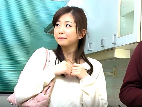 ＜人妻NTR＞夫婦でモデルルーム内覧に行って美人人妻が営業マンにおチンチン突っ込まれ中出しされる