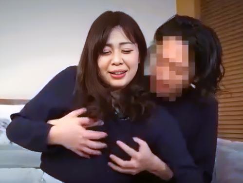 ＜近親相姦NTR＞「こらこらどうしちゃったのぉ？」息子をなだめながらも興奮してきた母親はおチンチンを受け入れ中出し