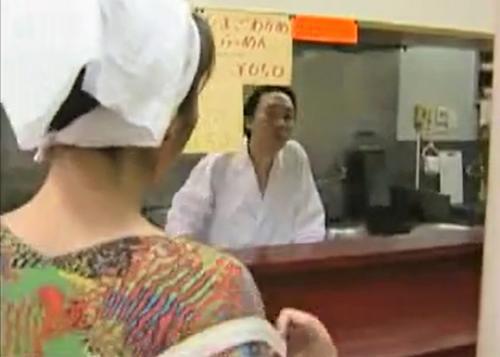 「奥さんのことが気になる？」ラーメン屋の主人とパート熟女は店が終わるとすぐにチ〇ポ入れて燃え上がる＜ヘンリー塚本＞