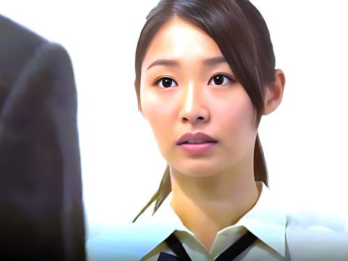 ＜人妻NTR＞大好きな旦那のために美人人妻は昔の友人といちゃツイてるところに旦那がやってくるが結局寝取られ中出しされる
