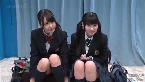 街で見かけた超可愛い少女たちが、車内で超エッチ的行為に及ぶ
