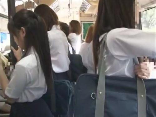 女子高生が登校中、バスの中で性濃いめ的目で見られ、下着を触られ、興奮して乱れた
