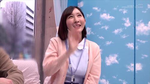 美しいナースさんに、初めての性行為を体験させてもらいたいとお願いした。