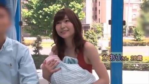 美しい若奥様が、子供に近付きながら乳房を揉まれ、手マンで激しく射精。