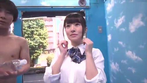 友はミラーの中で性的に興奮し、素股とキスを交わし、すぐに挿入した。