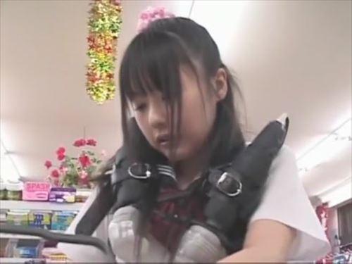 秘密の場所で、銭湯へ移動した。彼女は清掃の仕事についた。水着を身につけ、