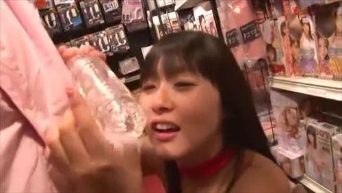 女優が性的に刺激的な商品を試用し、男性との情熱的な交流で興奮を深める
