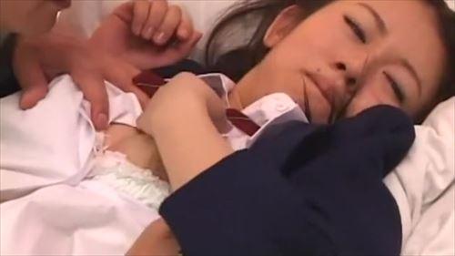 病気で入院している彼氏に、高校生が会いに行った際、下着姿で誘惑し、性的行為に及んだ