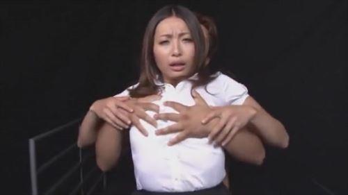 熟した女、黒髪、美しい体つき。大きな胸をした人妻の穏やかな性交。