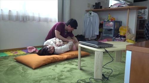 不倫願望を抱くママ友たちは、バツイチでシングルパパと昼間の密会に溺れている