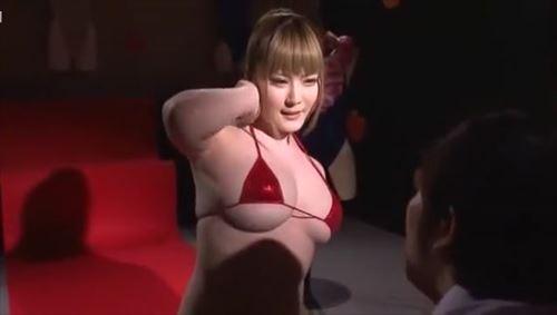 一人の男を魅了する、競泳水着姿の少女たち