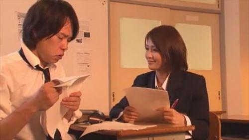 彼氏いるのに、制服と紺色のハイソックス姿の女が、男を拘束してフェラチオ、手コキをし、中出しをする。